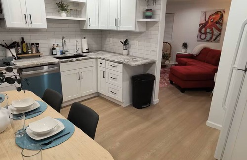 Ridge Wood Heights Apartment | Cozy Apartment 10 Min From Beach or Downtown/Covered Patio & Grill/Sleeps 4