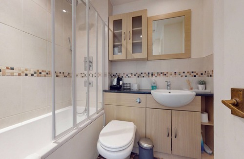 East Acton Apartment | Cozy Apartment - 10 minutes to Train Station