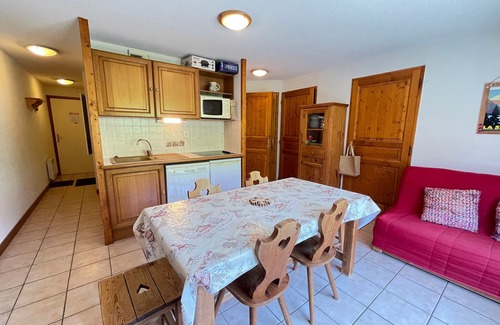 Flumet Apartment | Cozy apartment at the foot of the slopes with balcony, wifi, and parking