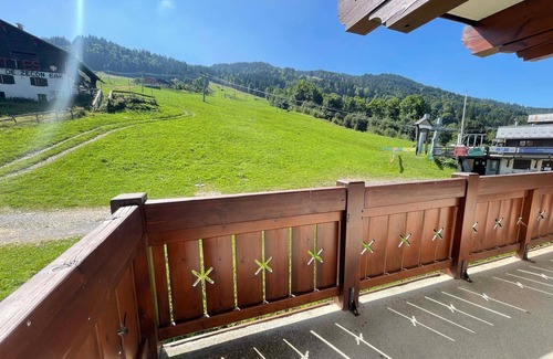 Flumet Apartment | Cozy apartment at the foot of the slopes with balcony, wifi, and parking