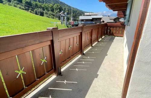 Flumet Apartment | Cozy apartment at the foot of the slopes with balcony, wifi, and parking