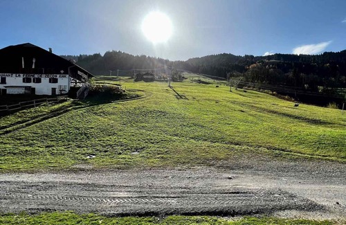 Flumet Apartment | Cozy apartment at the foot of the slopes with balcony, wifi, and parking