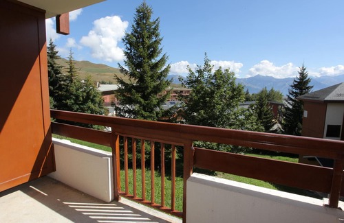 La Toussuire Apartment | Cozy Apartment for 4 with Balcony, Near Shops and Main Slopes, Pet-Friendly