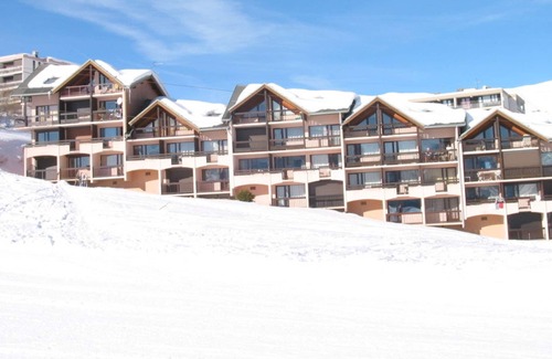 La Toussuire Apartment | Cozy Apartment for 4 with Balcony, Near Shops and Main Slopes, Pet-Friendly