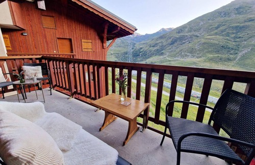 Les Bruyeres Apartment | Cozy apartment for 6, ski-in/ski-out with balcony and WiFi