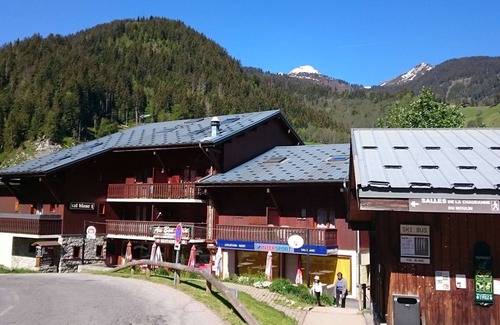 Areches Apartment | Cozy Apartment for 2-4 People, Central Location, Near Ski Slopes, Pool Access in Summer