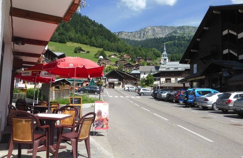 Areches Apartment | Cozy Apartment for 2-4 People, Central Location, Near Ski Slopes, Pool Access in Summer