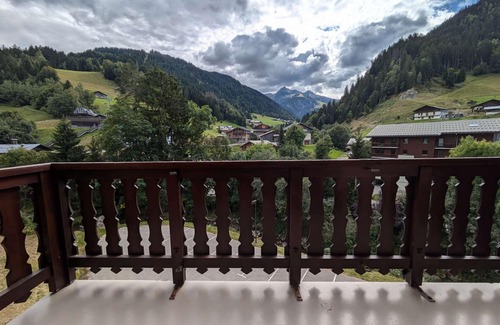 Areches Apartment | Cozy Apartment for 5, South-Facing, Central Village, Near Ski Lifts, Pool, WiFi