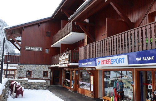 Areches Apartment | Cozy Apartment for 5, South-Facing, Central Village, Near Ski Lifts, Pool, WiFi