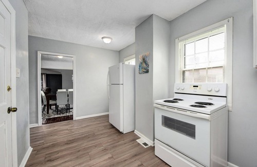 Shaker Heights Apartment | Cozy Apartment in Safe Area ~ 15 min from Cleveland Clinic ~ Long Stays Welcome