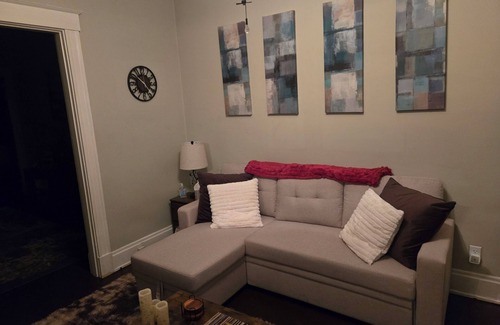Oakley Apartment | Cozy apartment in charming Cincinnati with WiFi, AC