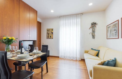 Celio Apartment | Cozy Apartment in St. John - Yellow