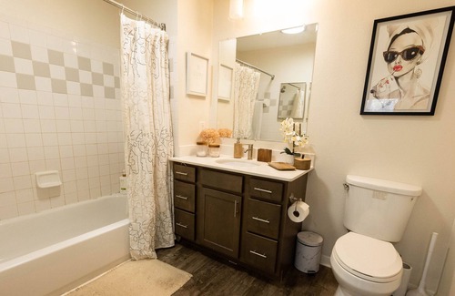 Downtown Apartment | Cozy apartment in the heart of downtown w/ parking 1hr away from nyc