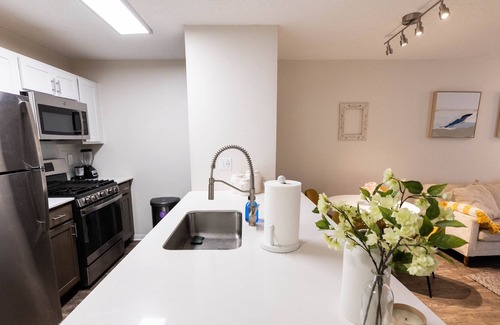Downtown Apartment | Cozy apartment in the heart of downtown w/ parking 1hr away from nyc