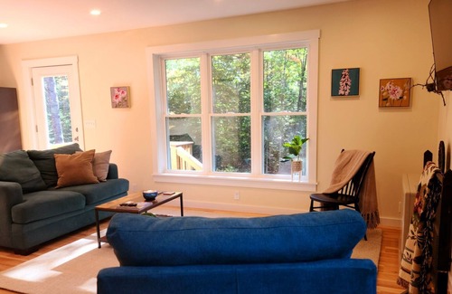 Shawmut Apartment | Cozy Apartment In The Woods