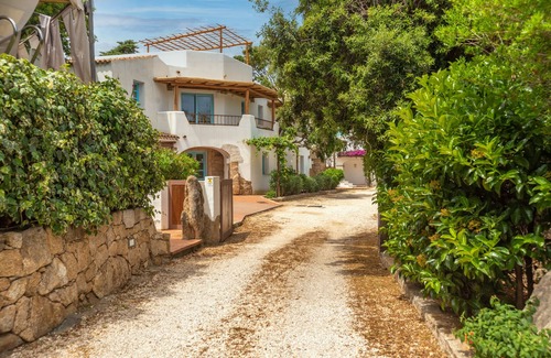 San Pantaleo Apartment | Cozy Apartment "Lemon San Pantaleo" with Shared Pool, A/C & Terrace