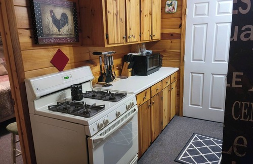 Hayesville Apartment | Cozy apartment located in a quiet subdivision across from beautiful Lake Chatuge
