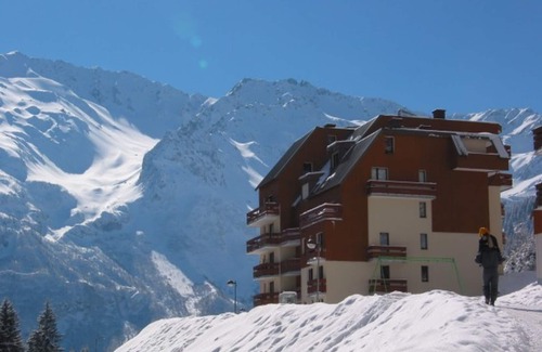 Le Pleynet Apartment | Cozy apartment near slopes with balcony