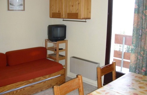 Le Pleynet Apartment | Cozy apartment near slopes with balcony