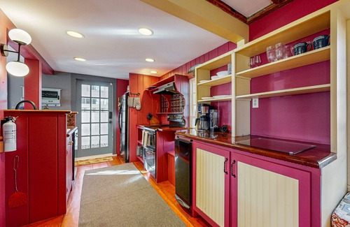 Wiscasset Apartment | Cozy apartment near the river: walk to town & local attractions