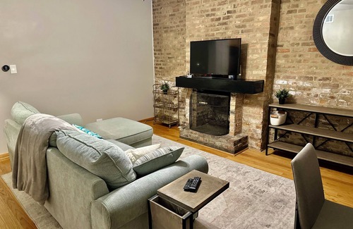 Park West Apartment | Cozy apartment near zoo, DePaul, Oz Park and much more!