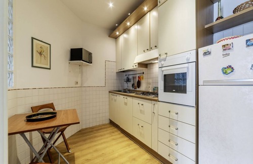 Aventine Apartment | Cozy apartment of 90 sqm, can accommodate up to 5 people, located on the sixth floor of a building with a lift (NOT suitable for disabled people).The property is located in an area well connected by public transport, the metro line B "Piramide" is 350 me