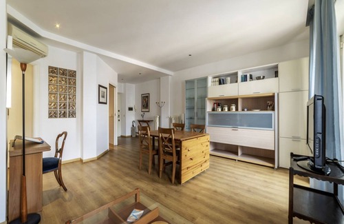 Aventine Apartment | Cozy apartment of 90 sqm, can accommodate up to 5 people, located on the sixth floor of a building with a lift (NOT suitable for disabled people).The property is located in an area well connected by public transport, the metro line B "Piramide" is 350 me