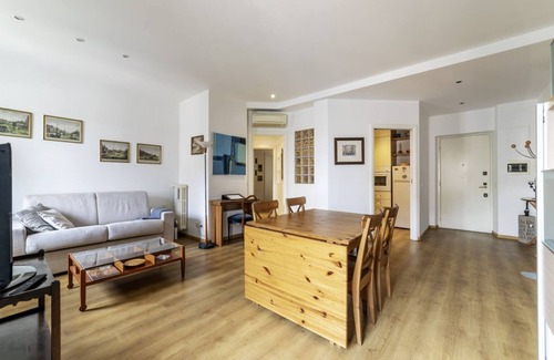 Aventine Apartment | Cozy apartment of 90 sqm, can accommodate up to 5 people, located on the sixth floor of a building with a lift (NOT suitable for disabled people).The property is located in an area well connected by public transport, the metro line B "Piramide" is 350 me