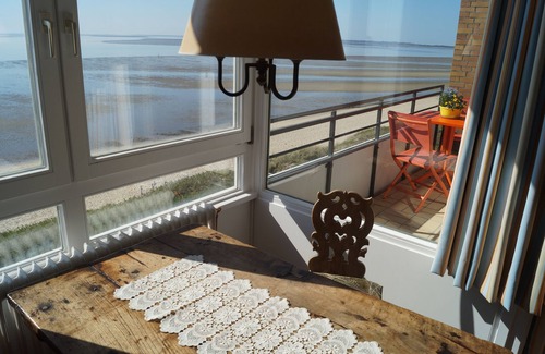 List Apartment | Cozy apartment on the east beach with sea views