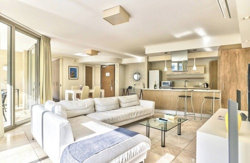Victoria and Alfred Waterfront Apartment | Cozy Apartment WiFi Centrally Located
