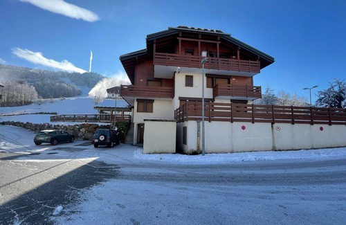 Flumet Apartment | Cozy Apartment with Balcony, Parking, and Pool at the Foot of Ski Slopes