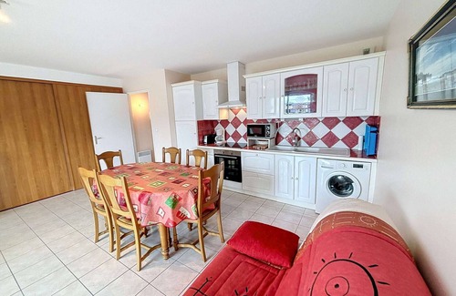 Jullouville Apartment | Cozy Apartment with Private Parking, 250m to Beach, Near Mont Saint-Michel