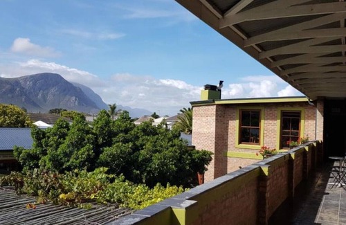 Eastcliff Apartment | Cozy Apartment with Garden View
