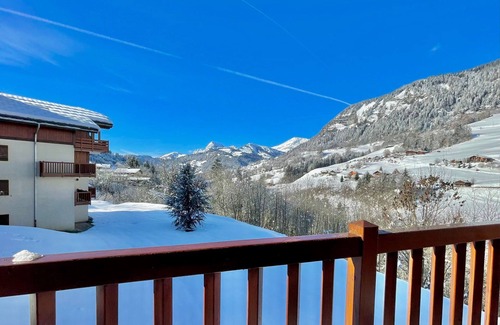 Flumet Apartment | Cozy apartment with pool and parking, at the foot of the slopes
