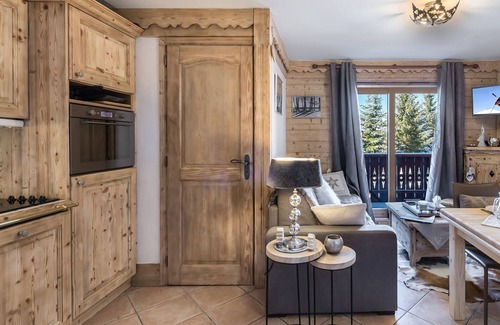 Meribel Village Apartment | Cozy Apartment with Sauna, Hammam, and Pool Access, Steps from the Slopes