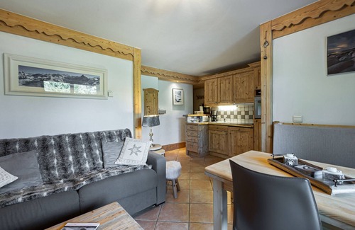 Meribel Village Apartment | Cozy Apartment with Sauna, Hammam, and Pool Access, Steps from the Slopes