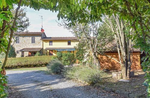 Uzzano Apartment | Cozy apartment with shared pool and garden