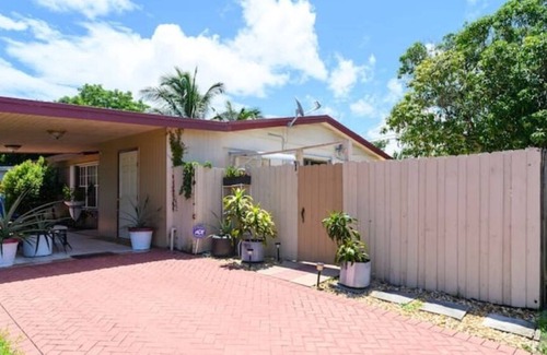 West Hollywood Apartment | Cozy Apt - 15 Minutes Drive from Hollywood Beach!