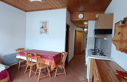 Montgenevre Apartment | Cozy Apt for 6 Near Slopes, Shops, and Lift, Pet-Friendly with Private Parking