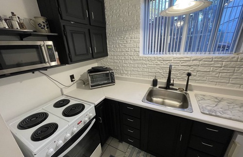 Cote-Des-Neiges—Notre-Dame-De-Grace Apartment | Cozy Apt in Great Central location + free parking - 31 night minimum