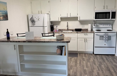 Golden Glades - The Woods Apartment | Cozy Apt min to Mayo, Beaches, Free Wi-Fi, Coffee, Tea & Wine
