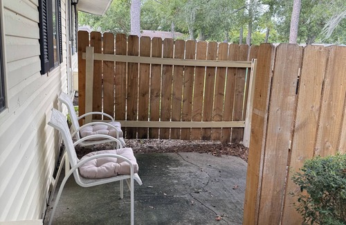 Golden Glades - The Woods Apartment | Cozy Apt min to Mayo, Beaches, Free Wi-Fi, Coffee, Tea & Wine