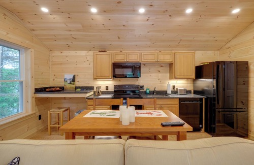 Northeast Harbor Apartment | Cozy Apt w/Deck, ~ 5 Miles to Acadia Nat'l Park!