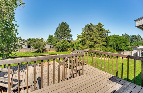 Tri-Cities House | Cozy Apt w/Private Deck, 2 Mi to Toyota Center!