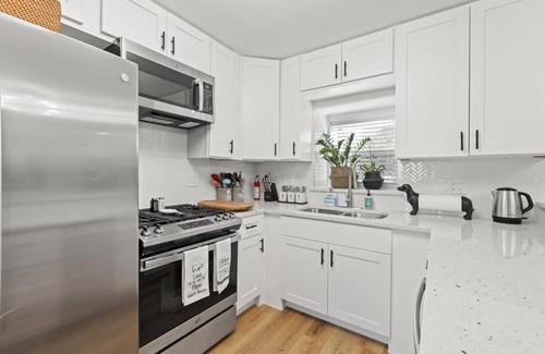 Central Arlington House | Cozy Arlington Bungalow 4/Mins to AT&T Stadium/Globe Life Field