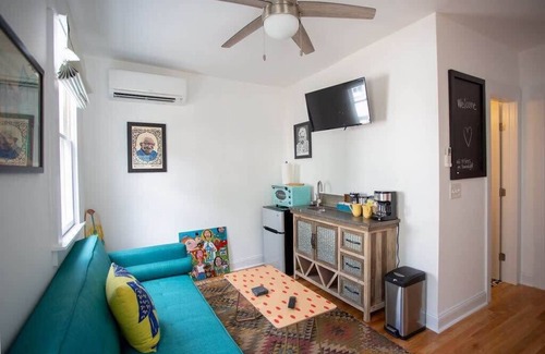 Cannonborough Elliotborough Apartment | Cozy Art Villa in Historic Charleston, SC