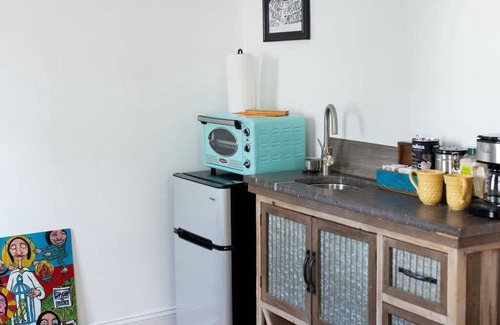 Cannonborough Elliotborough Apartment | Cozy Art Villa in Historic Charleston, SC
