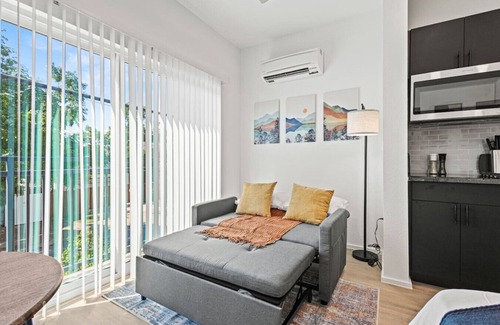 Oak Cliff Apartment | Cozy Arts District Stay | Gym + Games + Yoga