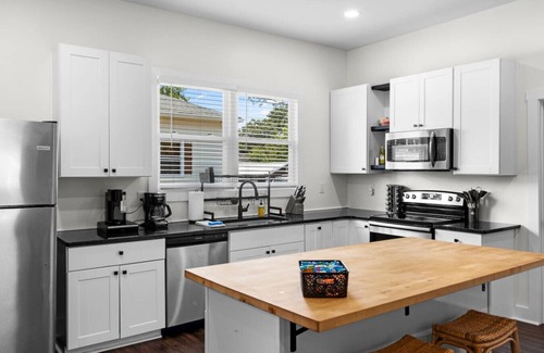 Judson House | ~Cozy Artsy~Home in West GVL + Pet Friendly + Desk