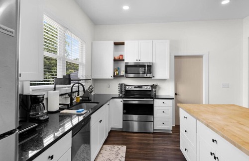 Judson House | ~Cozy Artsy~Home in West GVL + Pet Friendly + Desk